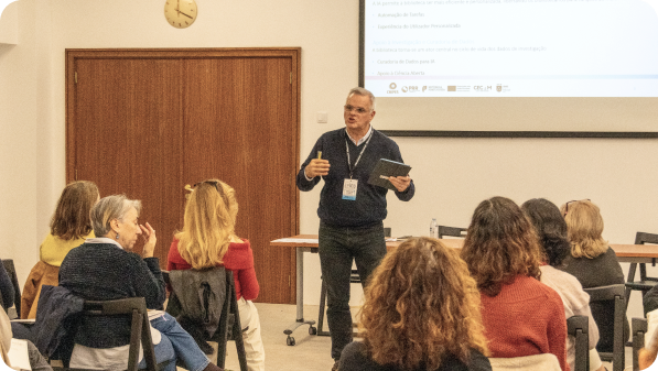 Orador numa sessão prática do CNIPES, a apresentar conteúdos a participantes numa sala de formação sobre inovação pedagógica no ensino superior.