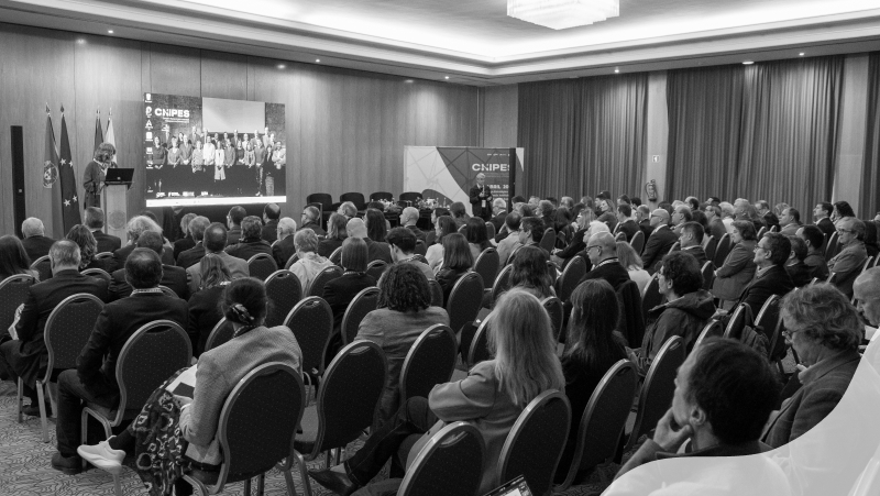 Auditório cheio durante o evento do CNIPES sobre plataforma nacional de IA no ensino superior