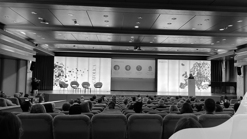Auditório com participantes durante o European Learning & Teaching Forum.