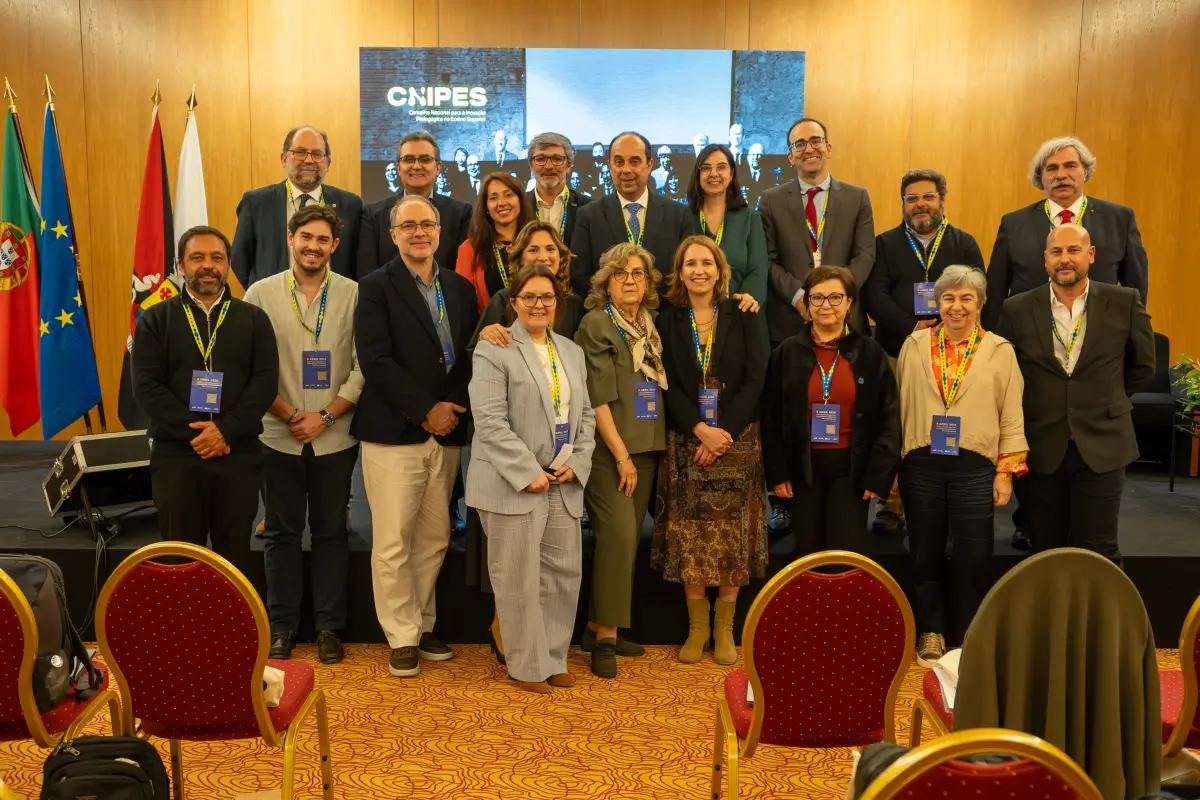 Membros do CNIPES reunidos em fotografia de grupo durante um evento institucional sobre inovação pedagógica no ensino superior.
