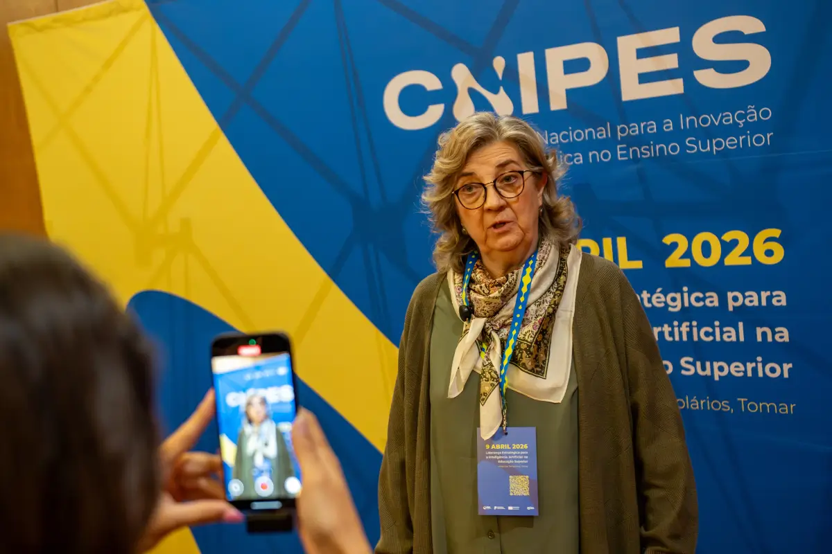 Participante do CNIPES a prestar declarações durante um evento institucional sobre inovação pedagógica no ensino superior.