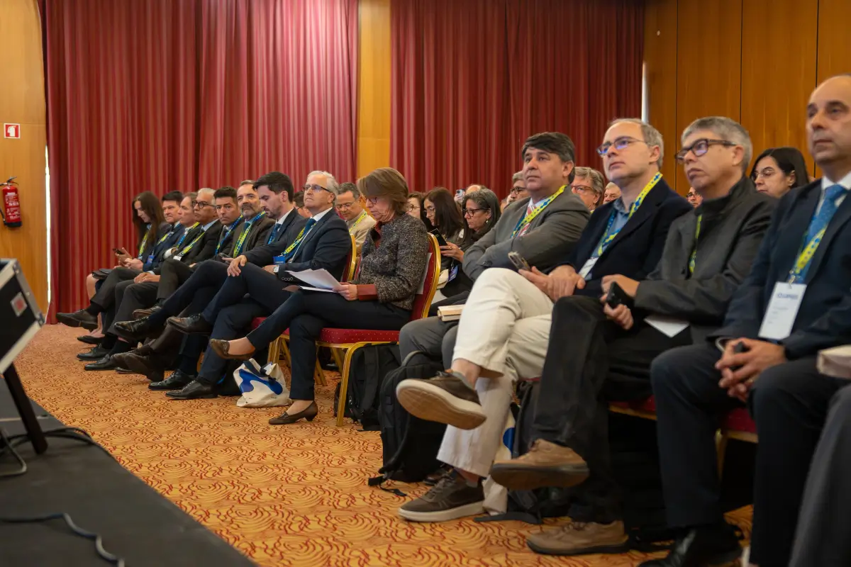 Participantes do CNIPES sentados na plateia durante um evento institucional sobre inovação pedagógica no ensino superior.