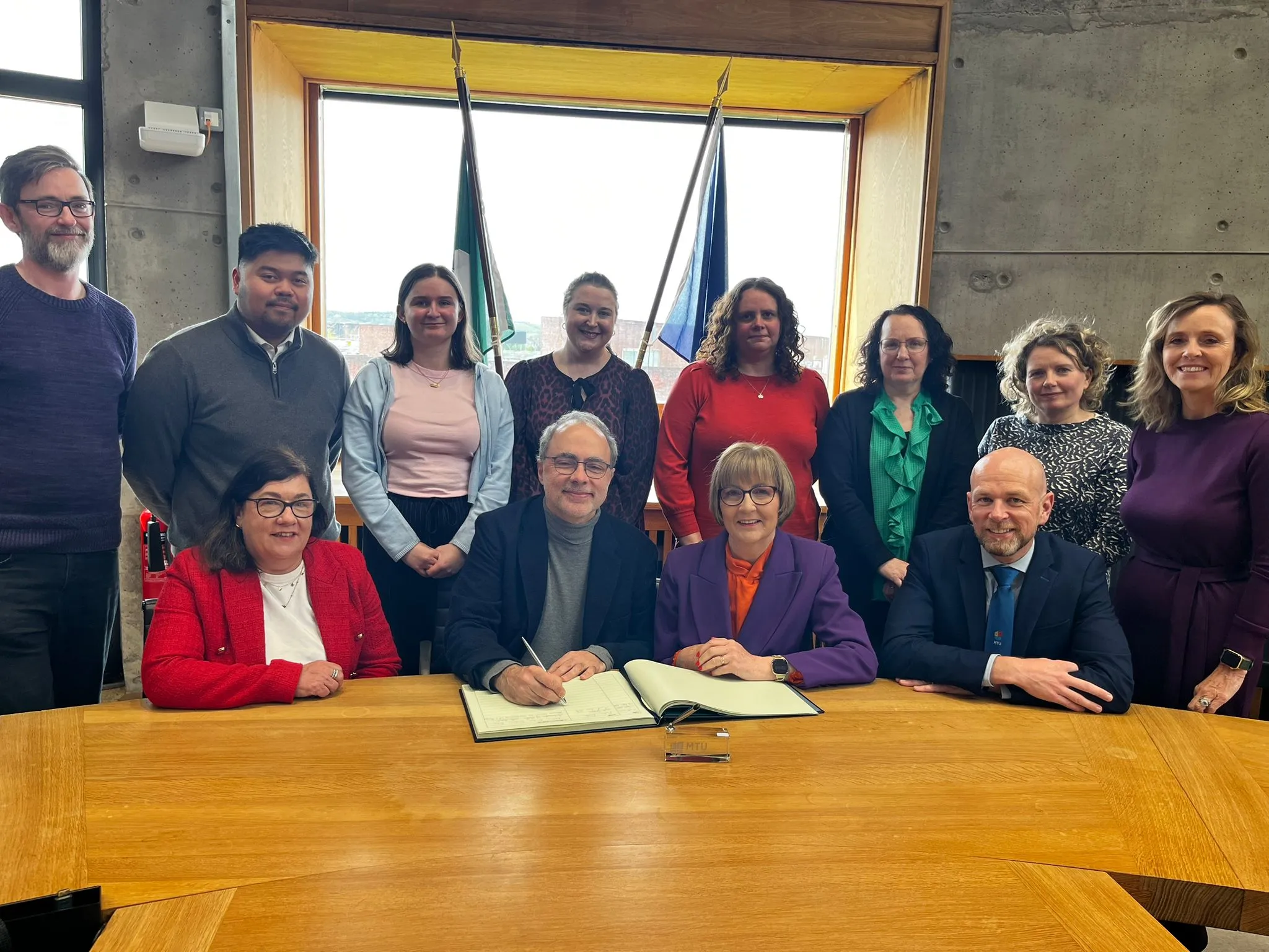 Representantes do CNIPES e de uma instituição parceira em fotografia de grupo durante visita em Cork.
