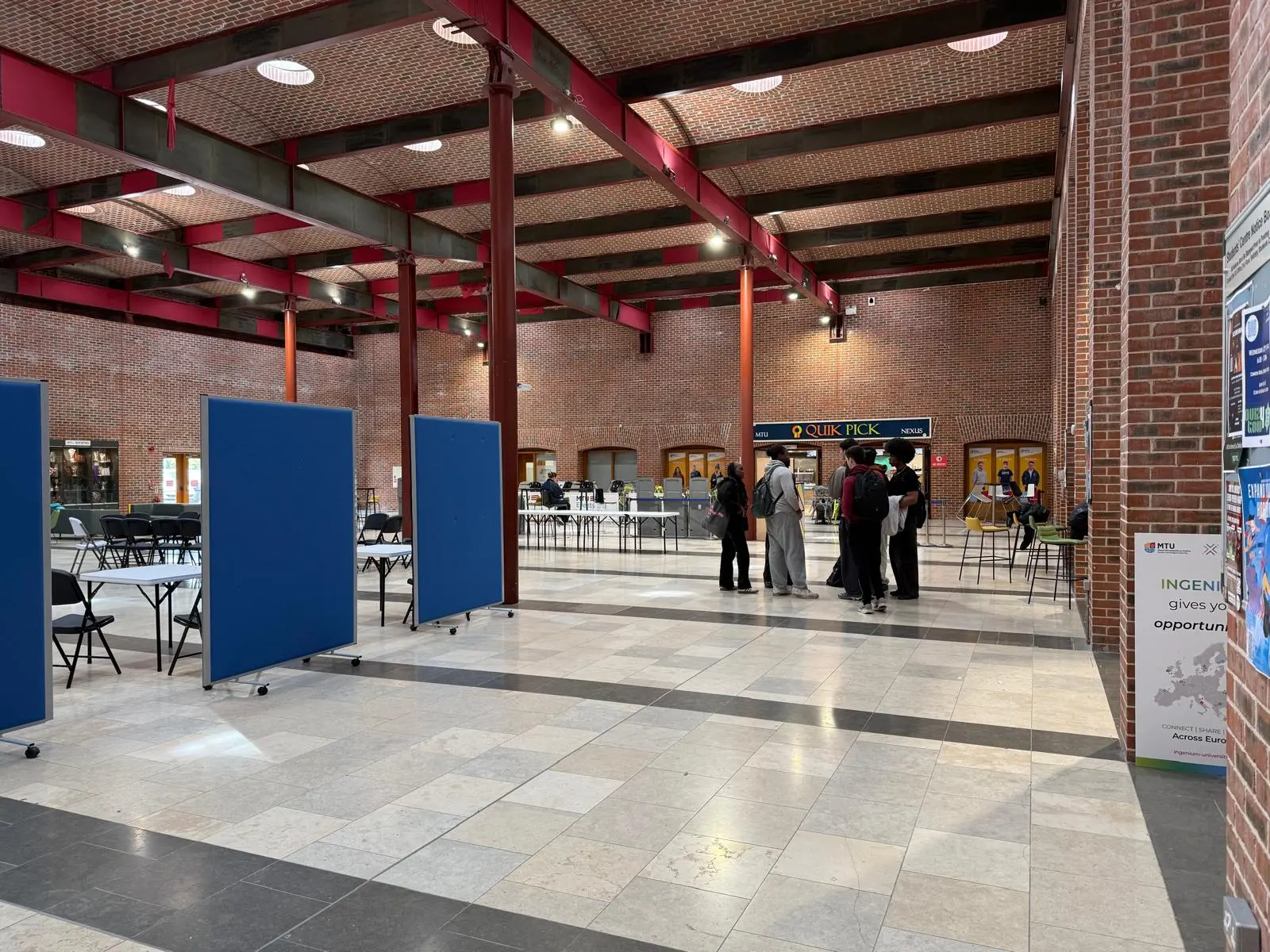 Espaço interior de um campus universitário visitado pelo CNIPES em Cork