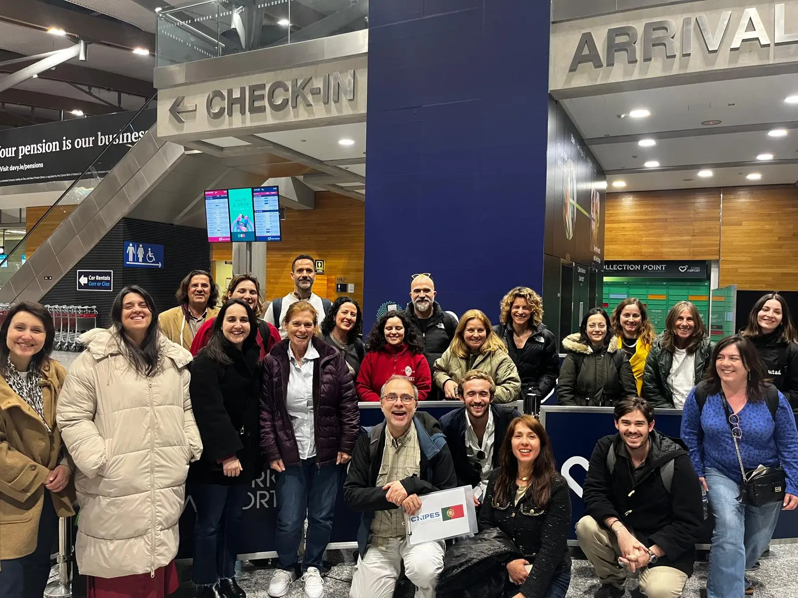 Grupo de participantes do CNIPES no aeroporto antes de uma deslocação institucional a Cork.