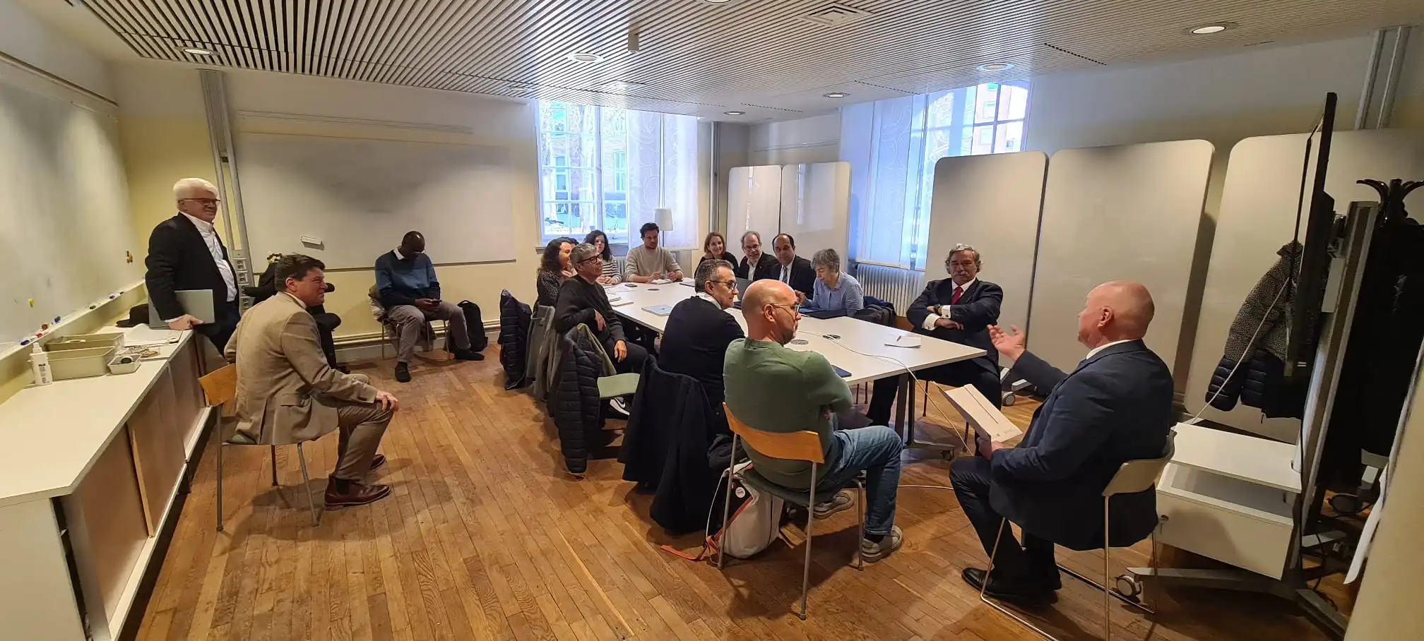 Participantes numa sessão de trabalho do CNIPES, reunidos numa sala para discutir temas de inovação pedagógica no ensino superior.