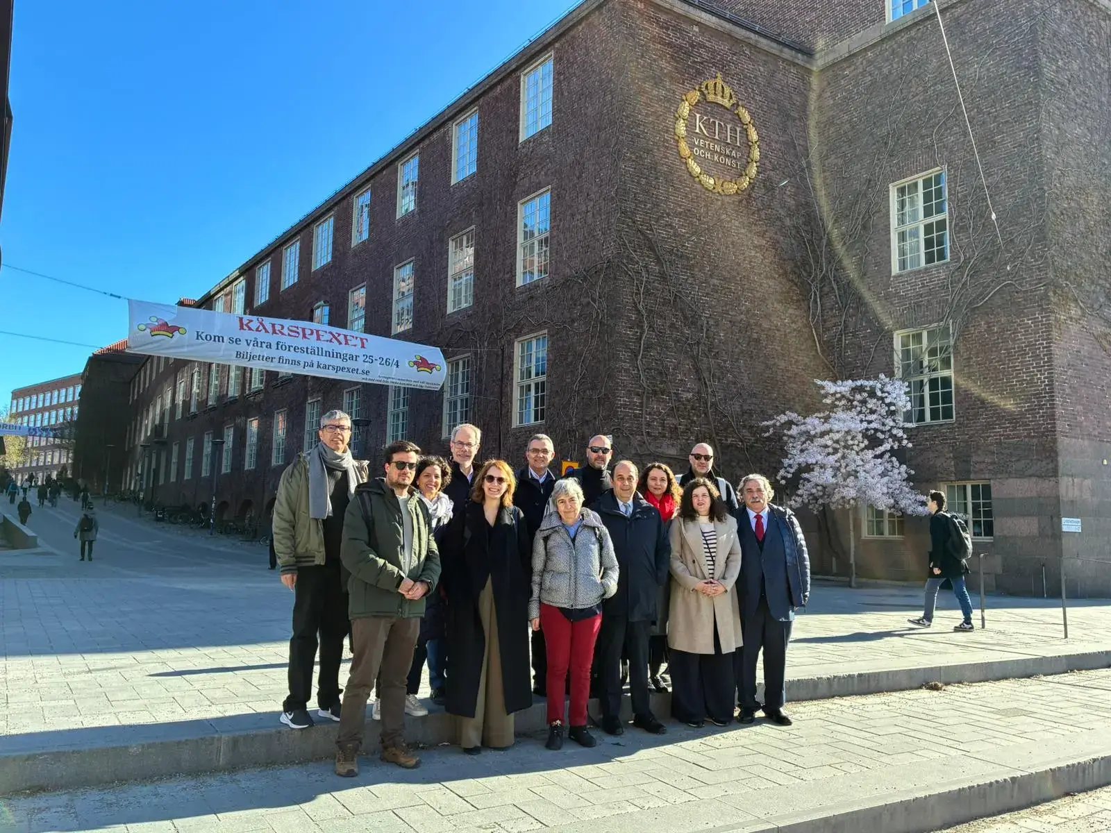 Membros do CNIPES em visita institucional à KTH, reunidos no exterior do edifício durante uma deslocação relacionada com inovação pedagógica no ensino superior.
