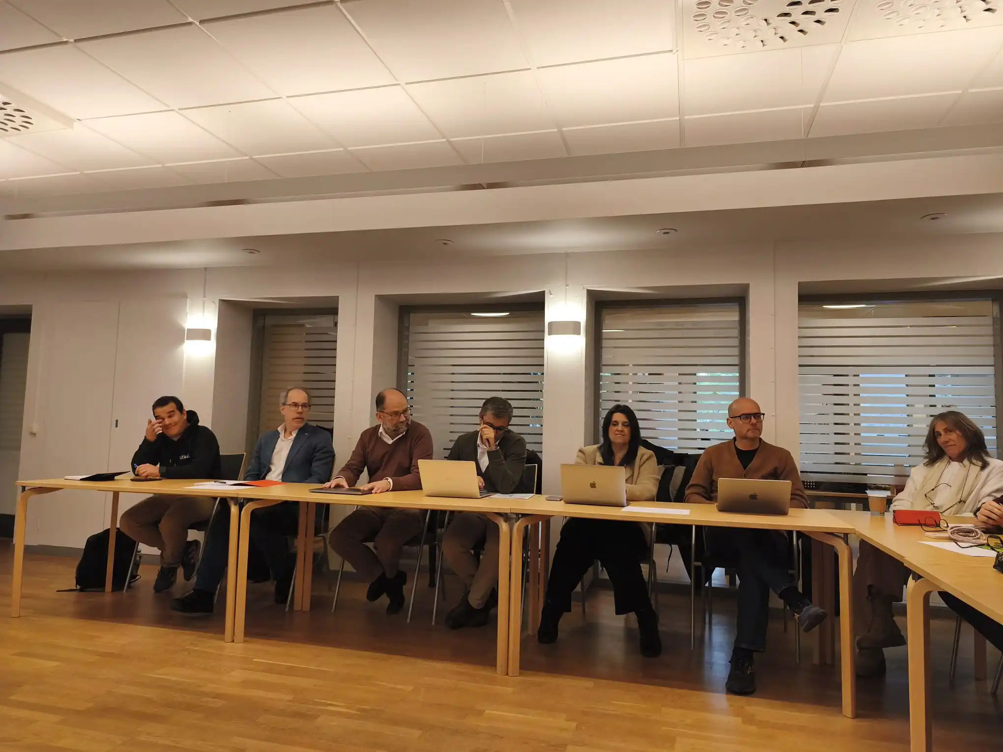 Participantes numa sessão de trabalho do CNIPES, sentados à mesa durante uma reunião sobre inovação pedagógica no ensino superior.
