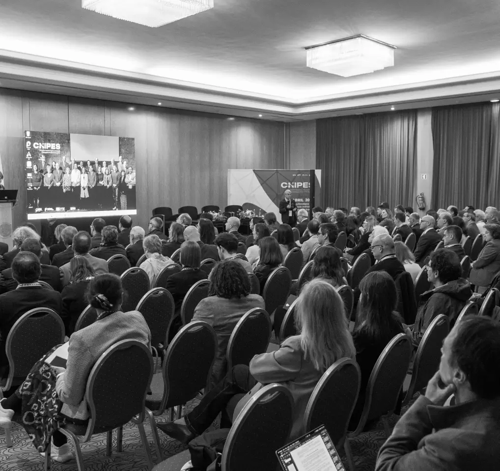 Plateia a assistir a uma apresentação do CNIPES durante um evento institucional sobre inovação pedagógica no ensino superior.