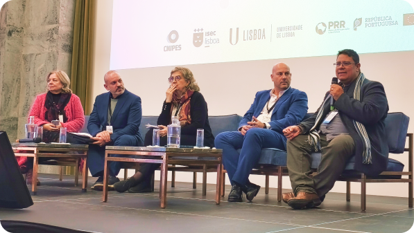 Oradores numa mesa-redonda do CNIPES durante um evento sobre inovação pedagógica no ensino superior.
