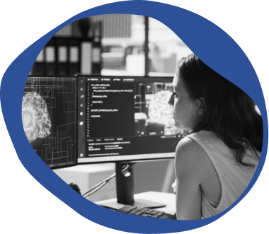 Participante a analisar informação num ecrã de computador durante uma sessão prática.