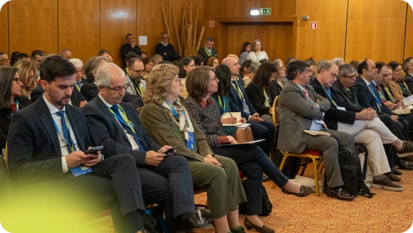 Participantes numa conferência com a participação de membros do CNIPES