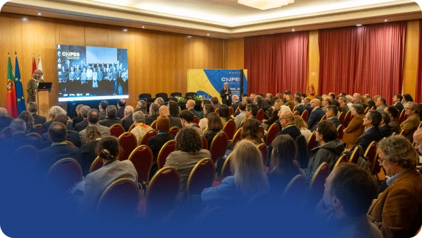 Plateia a assistir a uma apresentação durante uma conferência do CNIPES